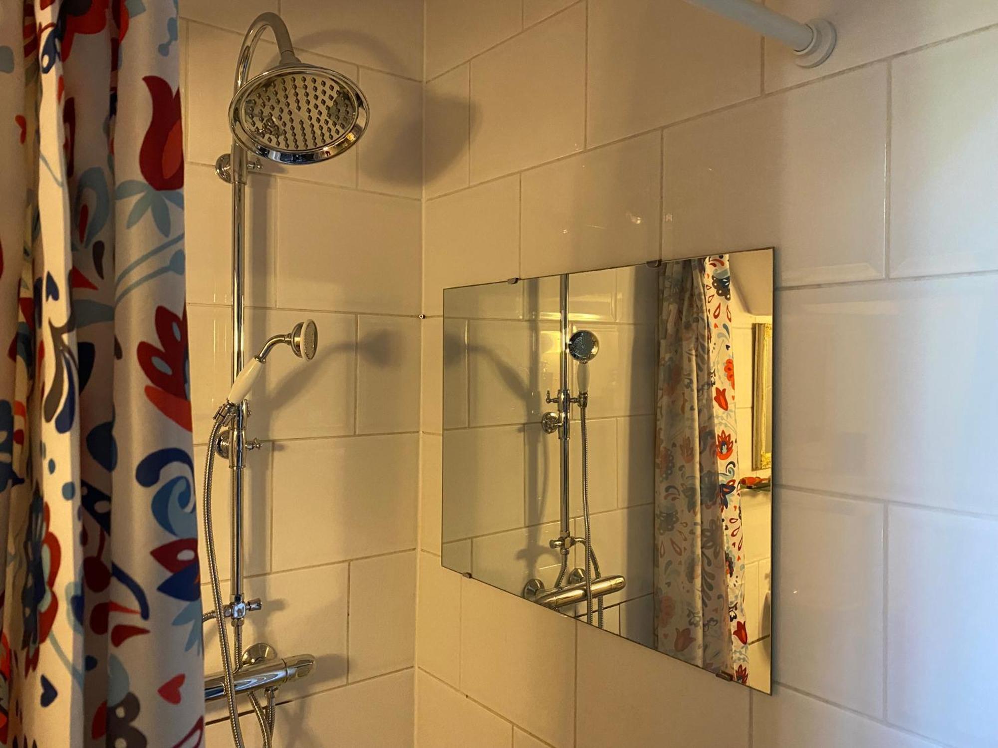 Caravan Stadstuin Goedereede Let Op De Badkamer Moet Met Andere Gasten Gedeeld Worden Exterior foto